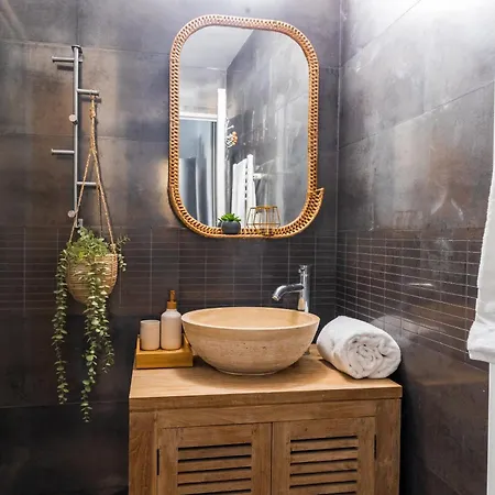 Proche Plage, Avec Piscine Et Climatisation, Parking Prive - Arrivee Autonome - Lit Queen Size *